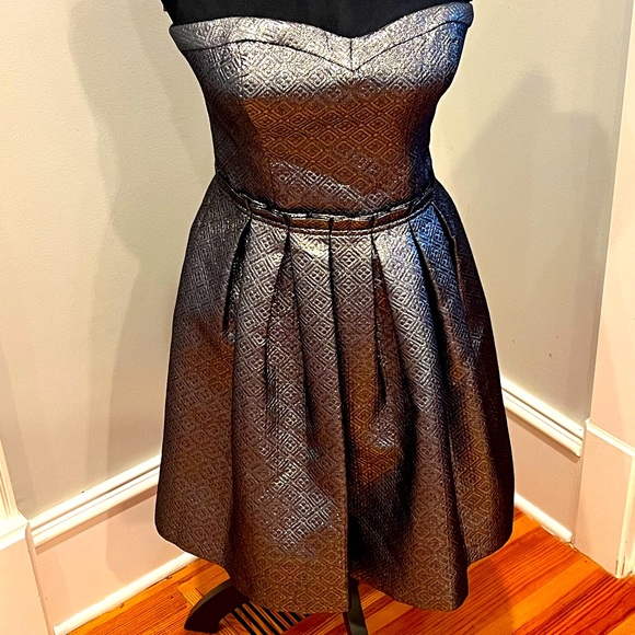 Guess Women’s Silver Strapless Party Dress. Size 6. Excellent condition! - Picture 1 of 3